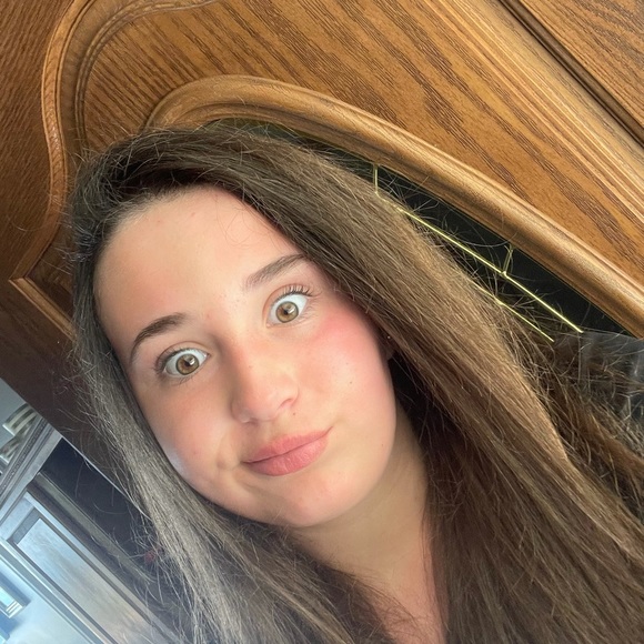 Meet your Posher, Hailey - Picture 3 of 6